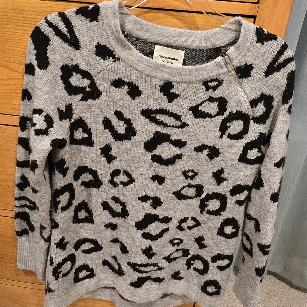 Abercrombie & Fitch Gray and Black Leopard Zip-Shoulder Sweater